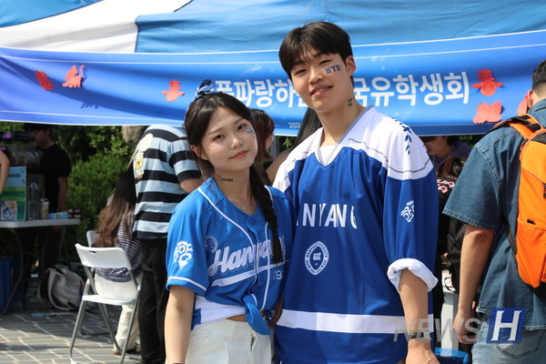 ▲ 강민지(간호학과 1, 왼쪽) 씨와 하태수(간호학과 3, 오른쪽) 씨는 각각 야구와 하키 유니폼을 입고 얼굴에 타투를 새기며 다채로움을 더했다. ⓒ 황은서 기자