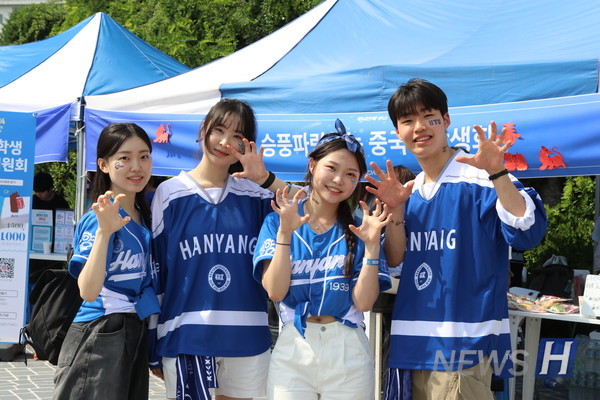 ▲ 강 씨와 하 씨가 학과 친구들과 함께 사진을 찍은 모습. 이들은 학과 동기들과 함께 토토사이트 운영자 검거의 추억을 사진으로 기록했다. ⓒ 황은서 기자