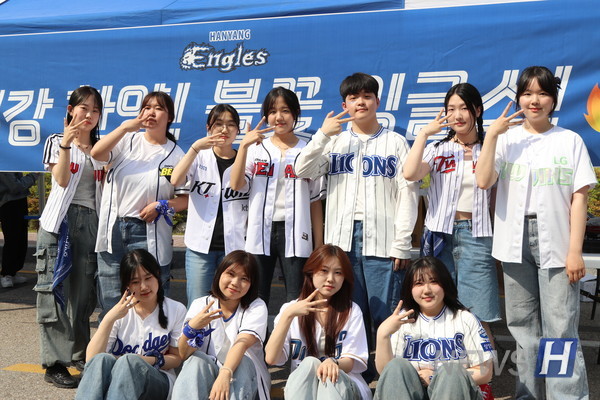 ▲ 단체로 프로야구 유니폼을 맞춘 영어교육과 주점 운영단의 모습. 유찬휘(영어교육과 1, 윗줄 왼쪽에서 5번째) 씨는 "야구 시즌에 맞춰 주점 컨셉을 야구장으로 잡았다"고 말했다. ⓒ 황은서 기자