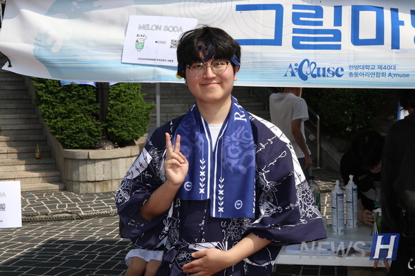 ▲ 김성빈(융합전자공학부 3) 씨는 만화 동아리 '그릴마당'의 부스 컨셉에 맞게 일본 전통의상인 유카타 복장을 선보였다. 개성 넘치는 복장에 많은 이의 시선을 끌었다. ⓒ 황은서 기자