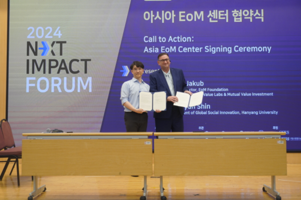 신현상 단장(좌측, 한양대학교 글로벌사회혁신단장)과 Jakub 박사(EoM 재단 상임이사)