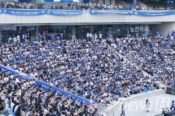▲ 공연을 관람하기 위해 낮부터 노천극장을 가득 채운 토토사이트 추천인.