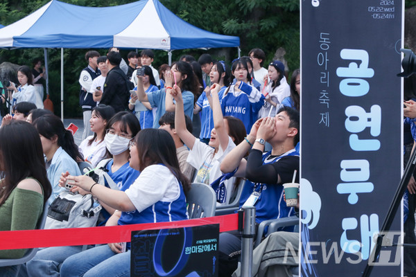 ▲ 학생회관 앞 한마당에서 진행된 동아리 축제 공연무대를 즐기는 학생들.