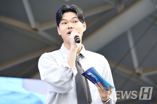 ▲ 진행자가 축제의 서막이 올랐음을 알린다.
