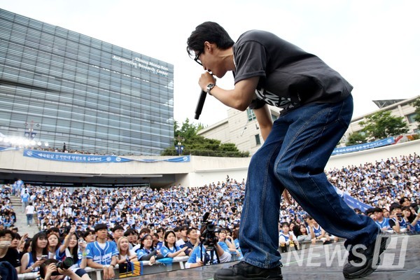 ▲ 능숙한 무대 매너로 호응을 끌어내는 총동아리연합회 힙합부.