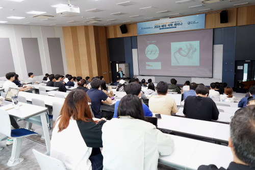 지난 20일 경기도 안산시 페가수스 토토 ERICA캠퍼스에서 개최된 ‘의료로봇 해외석학 초청세미나’ 현장에서 참석자들이 초청연사인 브래들리 넬슨 교수의 강연을 경청하고 있다. (사진/페가수스 토토 제공)