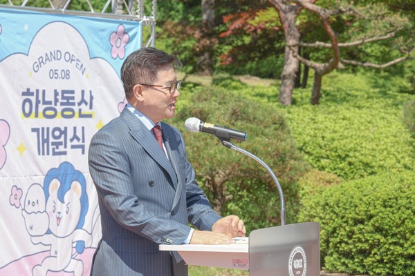 이기정 총장이 축사를 하고 있다.
