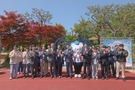 하냥동산 개원식 기념촬영을 진행하는 모습.