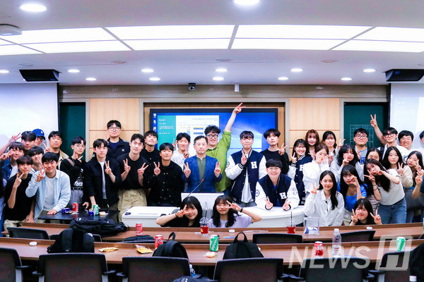 ▲ '사학인의 밤'이 마무리 된 이후 권용기(사학과 89) 씨와 이규희(사학과 87) 씨는 재학생들의 개인적인 질문에도 정성껏 답했다. ⓒ 이윤서 기자