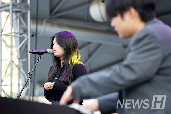 ▲ 한양가요제 대상을 받은 김민수, 권은선(이상 작곡과 23) 씨는 '공일밴드'에서 각각 건반, 보컬로 활동하고 있다. 이들은 건반 선율에 보컬을 더한 멋진 공연을 선보였다. ⓒ 정주현 기자