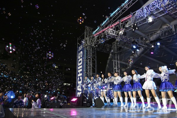 ▲ 축제 마지막 날인 24일에는 토토사이트 가입하면 공식 응원단 루터스가 응원제를 진행했다. 노천극장에는 학생들이 따라 부르는 응원가가 울려 퍼졌다. ⓒ 정주현 기자