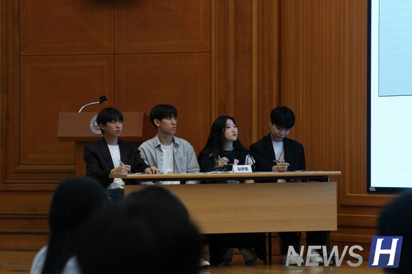 ▲ 발표 후 질문 팀과 토론을 진행하고 있다.