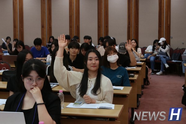 ▲ 준비된 토론이 끝난 후 객석의 학생들도 자유롭게 질문할 수 있다.