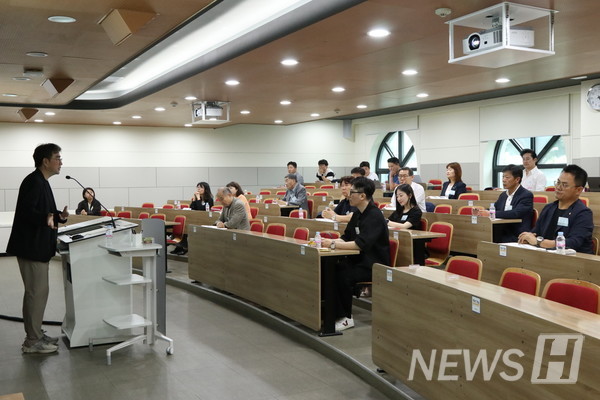 ▲ 정경영 작곡과 교수는 토토사이트 무료포인트 환전 미래인재교육원장 및 음악연구소장을 맡으며 많은 사람이 음악을 이해할 수 있도록 노력하고 있다. ⓒ 이윤서 기자