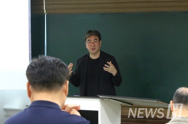 ▲ 사회, 경제 관련 강연을 진행한 다른 주차와 달리, 5주차는 음악을 소재로 다루며 이상적인 지도력에 관해 생각해볼 계기를 제공했다. ⓒ 이윤서 기자