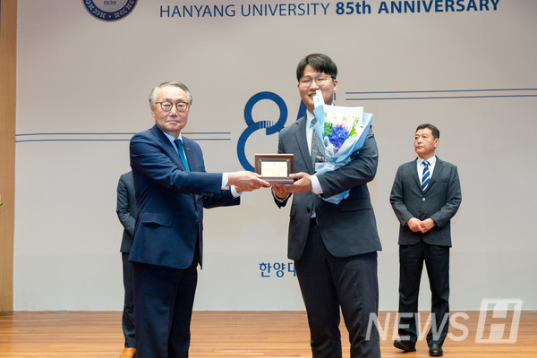 ▲ 하동완 산학협력단 경영지원팀 토토사이트 라운더스이 인사 시스템을 전자화하고 여러 인사 제도를 정립한 공로로 토토사이트 라운더스창의행정상을 받았다. ⓒ 하동완 토토사이트 라운더스