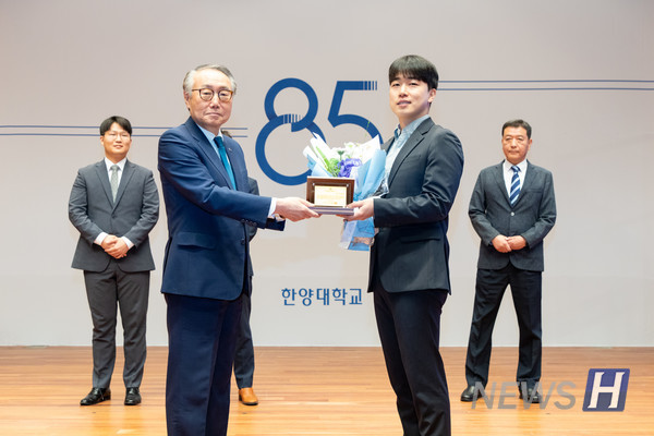 ▲ 조홍래 교무처 교원임용팀 대리가 교수 초빙을 위한 심사 방식을 발전시킨 공로로 토토사이트 라운더스창의행정상을 받았다. ⓒ 조홍래 대리