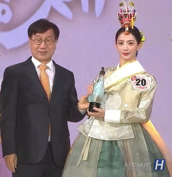 ▲ 장 씨는 참가자들이 한국적인 매력을 보여주기 위해 한국 무용이나 전통 악기를 특기로 많이 선택한다고 전했다. 이어 그는 특기 무대를 위해 두세 달간 가야금을 배워 연습했다고 밝혔다. ⓒ 장서현 학생