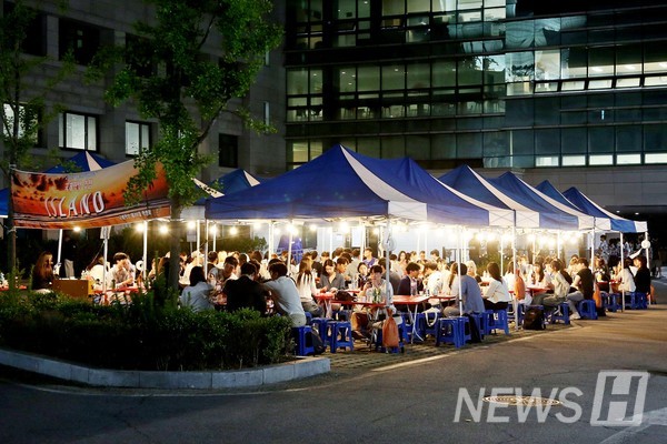 ▲ 이번 라치오스는 '파도'라는 부제에 맞춰 다채로운 부스와 주점이 운영됐다. 단위별 체험 부스부터 개인 · 학내 단체 부스, 단위별 주점과 축제기획단의 부스까지 한양인들이 즐길 거리가 충분했다. ⓒ 정주현 기자