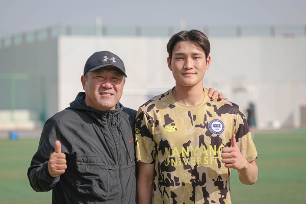 정재권 감독(왼쪽)과 오준엽 학생.