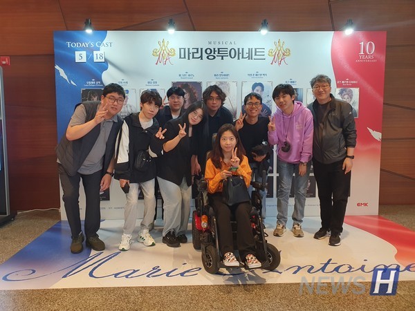 ▲ 장애학생 문화탐방 행사가 지난 18일 신도림 디큐브링크아트센터에서 진행됐다. 해당 행사는 장애 학생과 비장애 학생의 소통 및 스트레스 해소를 취지로 열렸다. ⓒ 이다원 장애학생지원센터 특임연구원