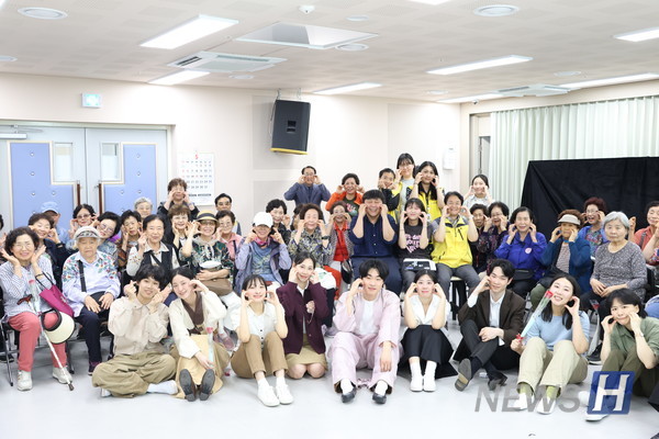 ▲ 한양대 연극영화학과는 지난달 23일 송정동 지역 어르신들을 위한 창작 공연을 선보였다. 어르신들의 실제 이야기를 재구성한 '송정 드림'은 트로트, 뮤지컬, 2인극, 연극으로 다채롭게 공연돼 큰 호응을 이끌어 냈다. ⓒ 최은빈 학생