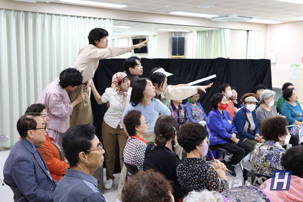 ▲ 반 교수는 공연을 무대에 올리기까지의 과정을 회상하며 "배우들과 어르신들이 함께 웃고 우는 모습을 보면서 연극 예술의 아름다운 순간을 체험할 수 있었다"고 전했다. ⓒ 최은빈 학생