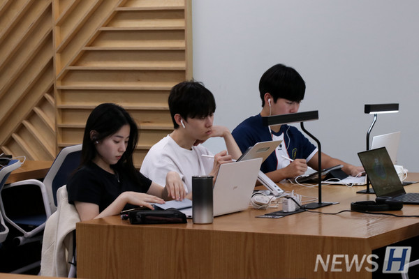 ▲ 친구들과 나란히 앉아 각자 공부에 집중한다.