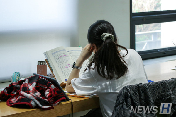 ▲ 전공 서적을 읽으며 시험을 대비하기도 한다.