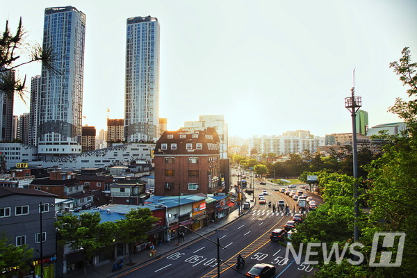 ▲ 해 지는 궤적을 따라 하루를 마무리하는 사람들.