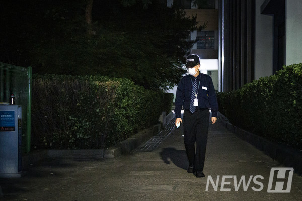 ▲ 경비원이 취약 구역을 순찰하며 흡연장의 불씨 여부를 확인하고 있다.