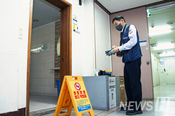 ▲ 주기적으로 화장실 몰래카메라를 점검한다.