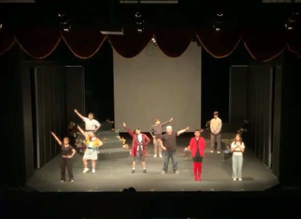 한양대학교 '블렌디드 온 뮤지컬 프로젝트' 수강생들이 공연을 마치고 포즈를 취하고 있다. 