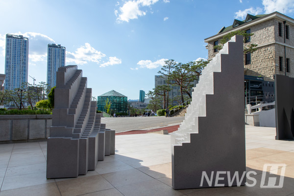 ▲ 한양인이 참여한 시멘트 파빌리온 수상작이 한양대 박물관 야외공간에 설치됐다. 학생들이 작품을 디자인한 후 동문 기업 '미콘'이 제작한 것으로, 전시를 위한 한양인들의 노력이 돋보인다. ⓒ 안신원 관장