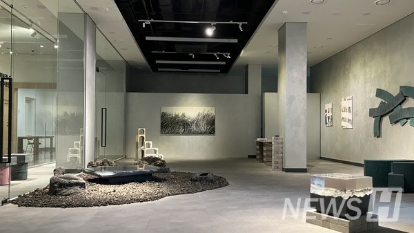 ▲ 한양대 박물관 2층에는 타 대학에서 시도하지 못한 방법의 시멘트 미술작품이 전시돼 있다. 안 관장은 시멘트에 대한 사람들의 관점을 변화시키고자 했다. ⓒ 안신원 관장