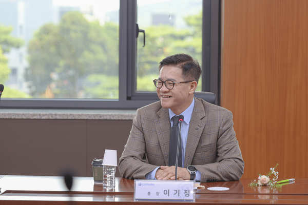 이기정 총장이 수상자들에게 축하와 격려를 담은 축사를 하고 있다