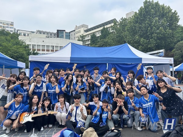 ▲ 한마당 무대 당일 사회과학대학 밴드 '더불어 사는 소리'의 모습. 회장을 맡은 김 씨는 "한마당 무대에서 더부리(더불어 사는 소리)로서 좋은 모습을 보여주고 싶었다"고 전했다. ⓒ 김준형 학생