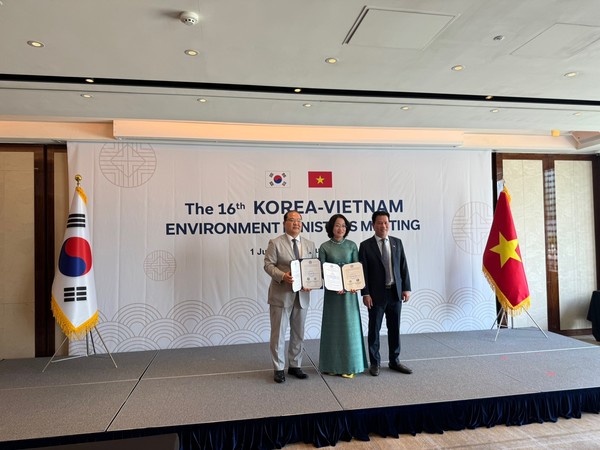 김연규 HY-IEE 원장(왼쪽 첫 번째)과 팜 띠 딴 은아(Pham Thi Thanh Nga) IMHEN 뮤직 토토사이트소장(왼쪽 두 번째)이 지난 1일 서울 소공동 웨스틴 조선 호텔에서 한화진 뮤직 토토사이트부 장관과 당 꾸옥 칸 베트남 천연자원뮤직 토토사이트부 장관이 임석한 가운데 뮤직 토토사이트 분야 학술 뮤직 토토사이트 협약을 체결한 후 협약서를 들어보이고 있다.