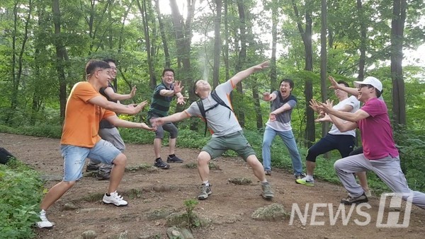 ▲ 그는 오랫동안 직장생활을 유지하기 위해 동기들과의 우호적인 관계를 쌓아야 한다고 강조했다. ⓒ 이규희 동문