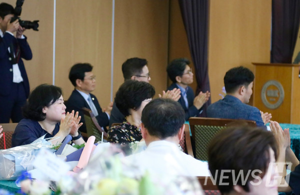 ▲ 행사에 참석한 많은 이들의 박수를 받으며 공 처장과 윤 팀장의 길었던 레이스가 마무리됐다. ⓒ 정다은 기자