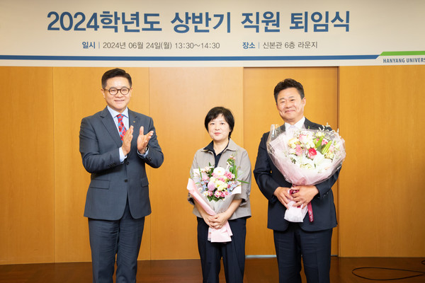 ▲ 이기정 총장은 공 처장과 윤 부장의 노고를 기리며 감사패를 전달했다. ⓒ 미디어전략실