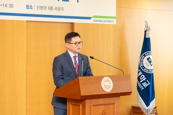 ▲ 토토사이트 행오버 직원 퇴임식에 참석해 자리를 빛낸 이 총장은 공 처장과 윤 팀장의 새로운 삶을 응원했다. ⓒ 미디어전략실