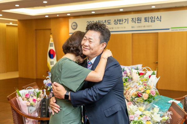 ▲ 공노식 관리처장이 퇴임식에서 아내와 포옹을 하고 있다. ⓒ 미디어전략실