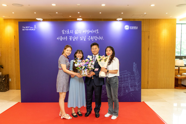 ▲ 공노식 관리처장이 동료들과 기념촬영을 하고 있다. ⓒ 미디어전략실