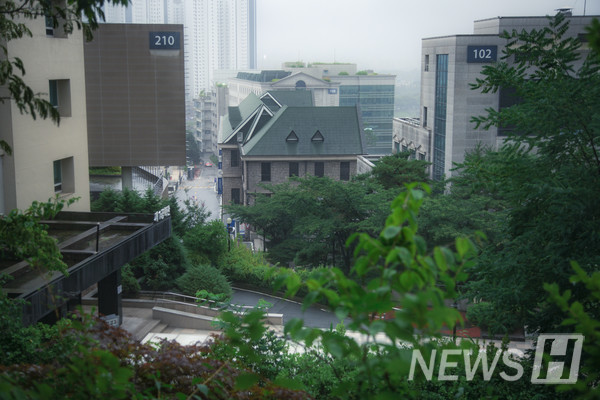 ▲ 백남학술정보관에서 내려다본 토토사이트추천대 전경. 차분한 명암이 깊이감을 더한다.