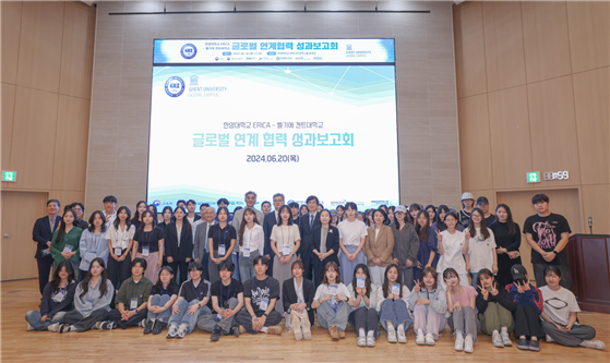 한양대학교 ERICA 산학협력부총장 이기형 교수(중앙) – 겐트대학교 글로벌캠퍼스 총장 한태준 교수(중앙 좌측) 및 한양대학교 ERICA 전상길 교수, 김응화 교수, 전서영 교수, 곽혜정 교수 및 학생들이 글로벌 연계협력 성과보고 기념촬영을 하고 있다.