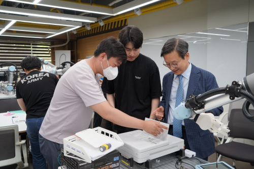 27일 개최된 IC-PBL 성과발표 워크숍에서 한양대 ERICA 전자공학부 이병주 교수(오른쪽)와 캐논코리아 신진호 매니저(왼쪽)가 학생에게 프린터 조립 공정 과정에 대한 결과물에 대해서 질문을 하고 있다.