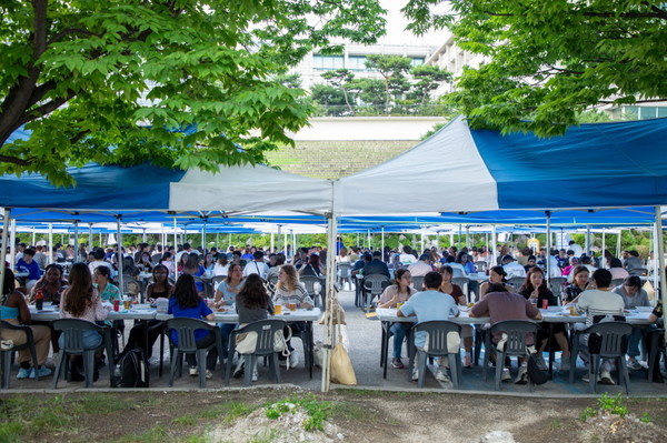 3일 오후 서울 성동구 팔로우 토토 서울캠퍼스에서 열린 ‘2024 한양 국제여름학교’ 입학식이 끝나고 진행된 바비큐 파티에 참석한 외국인 학생들이 파티를 즐기고 있다. 이번 입학식에는 61개국에서 온 1,120여 명의 외국인 학생들이 참석했다.