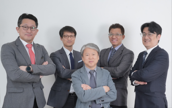 배터리소재화학공학과 교수진 (왼쪽부터 조용우, 김종호, 장영욱, 유효종, 조국영 교수)