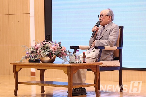 ▲ 김형석 연세대 철학과 명예교수는 일제강점기부터 겪었던 교육에 대한 경험을 이야기하며 지도자가 가진 지식이 중요함을 강조했다. ⓒ 이윤서 기자